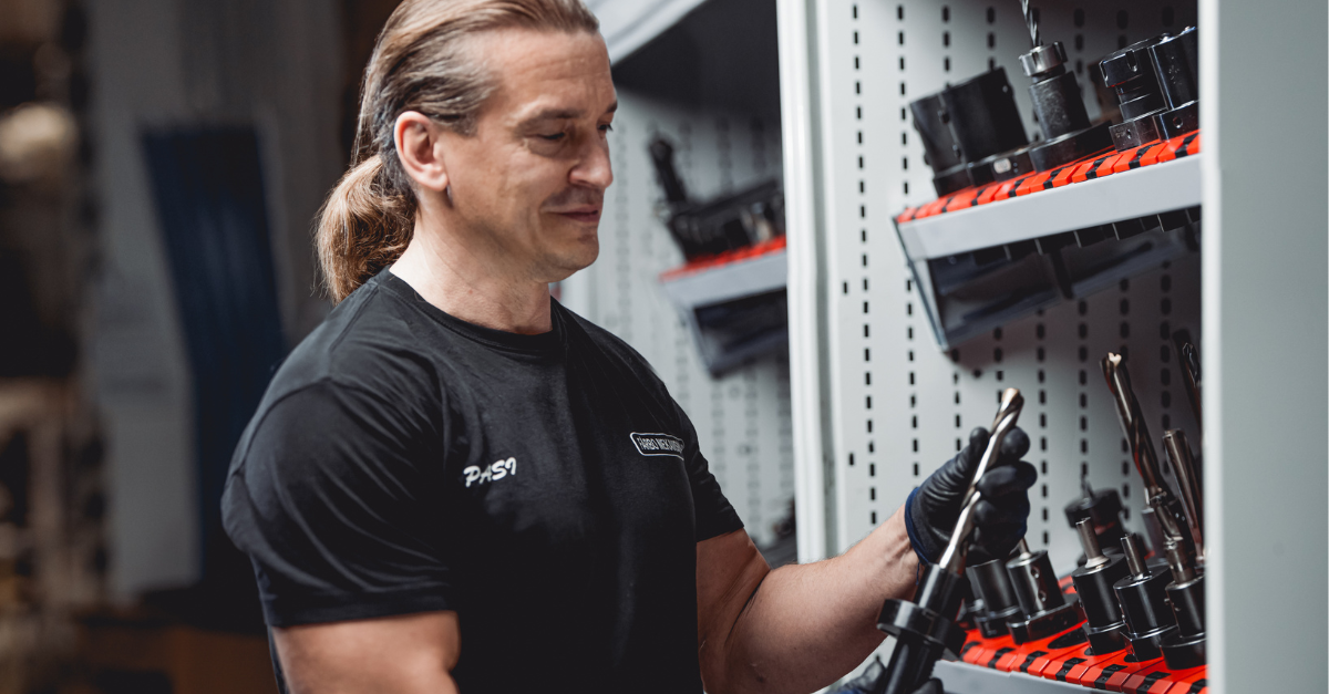 Fårbo Mekaniska reduces the time its operatives spend looking for tools by 2000 hours annually and saving another 135 hours a year with tool automation.